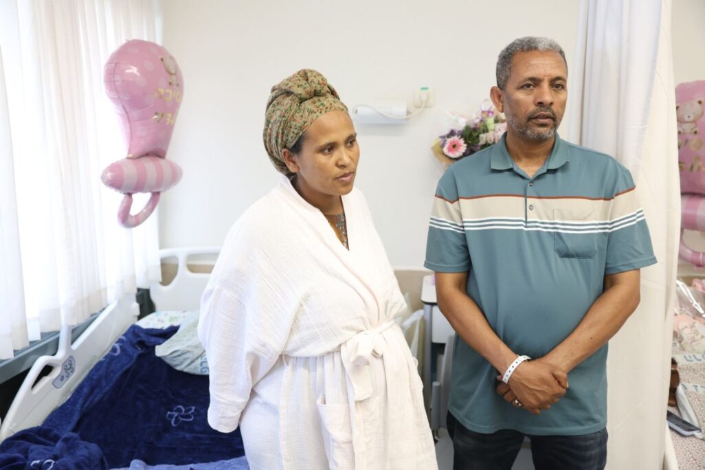 טספאי (מימין) ובאנצ' קסאו בבית החולים זיו לאחר לידת ביתם צנאת (צילום: דוד כהן)