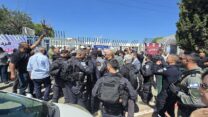 כוחות משטרה בטובא זנגרייה בעת נעילת שערי בית הספר בפני ועדת החינוך, 4 ביוני 2026 (צילום: ועדת החינוך)