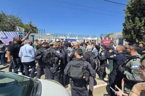 כוחות משטרה בטובא זנגרייה בעת נעילת שערי בית הספר בפני ועדת החינוך, 4 ביוני 2026 (צילום: ועדת החינוך)