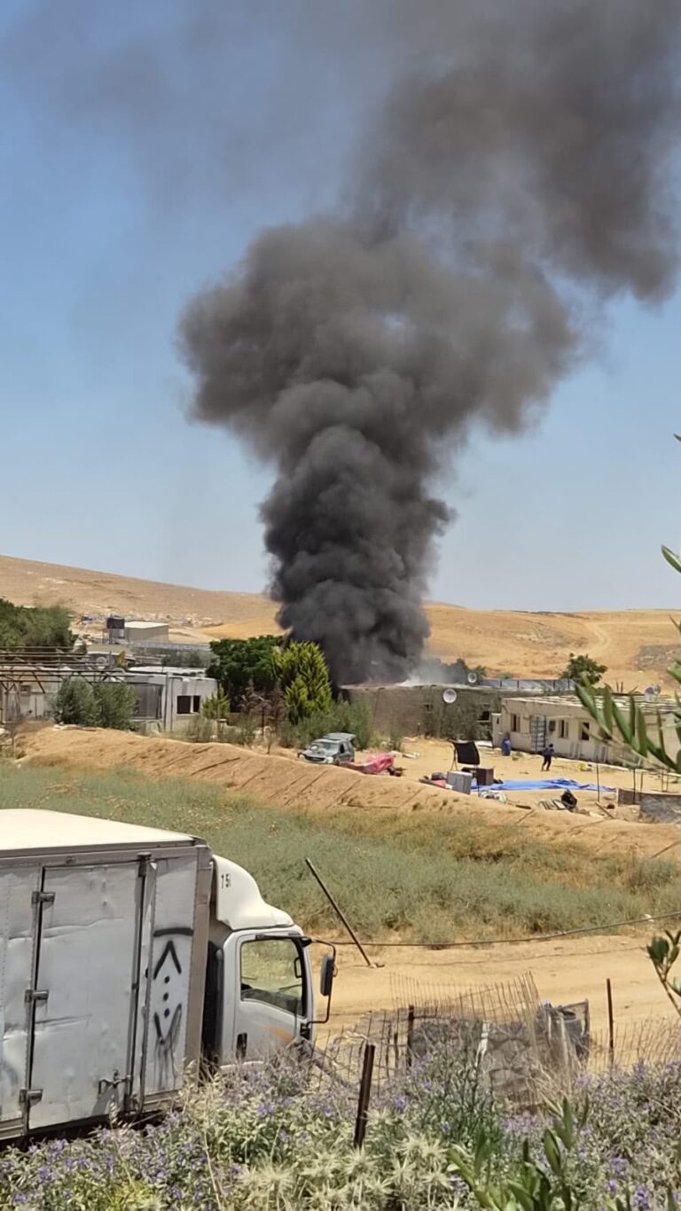תושבי תל ערד הורסים את בתיהם לאחר שהיישוב קיבל צו פינוי (צילום: המועצה לכפרים לא מוכרים)