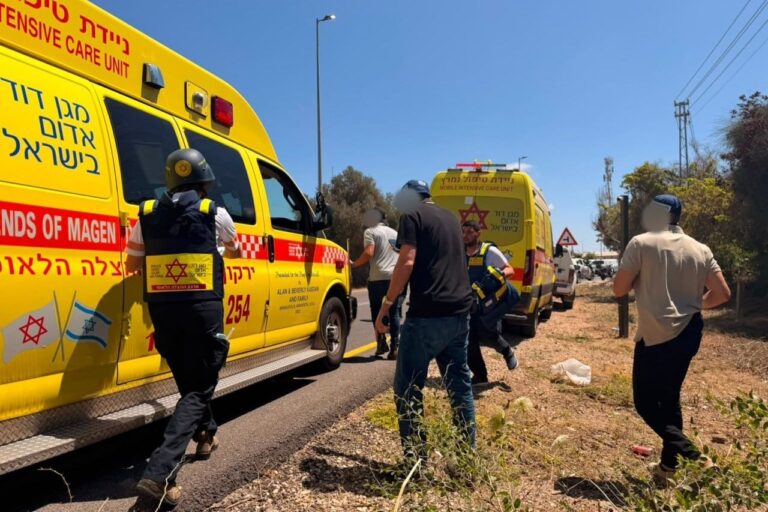 זירת הפיגוע בשרון (צילום: תיעוד מבצעי מד"א)