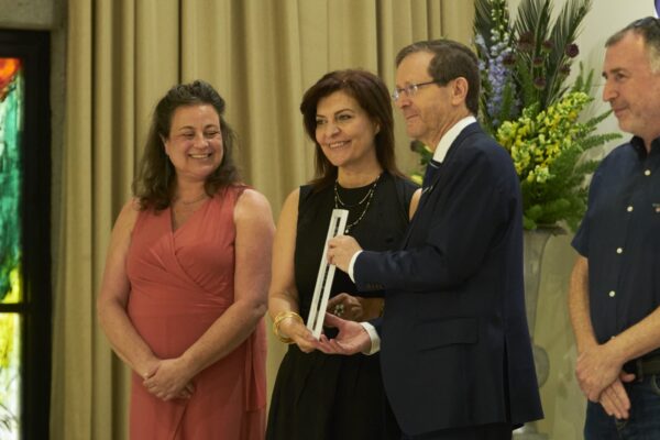 ד"ר כאוכב ח׳ורי, מקבלת ציון לשבח מנשיא המדינה (צילום: בית הנשיא)