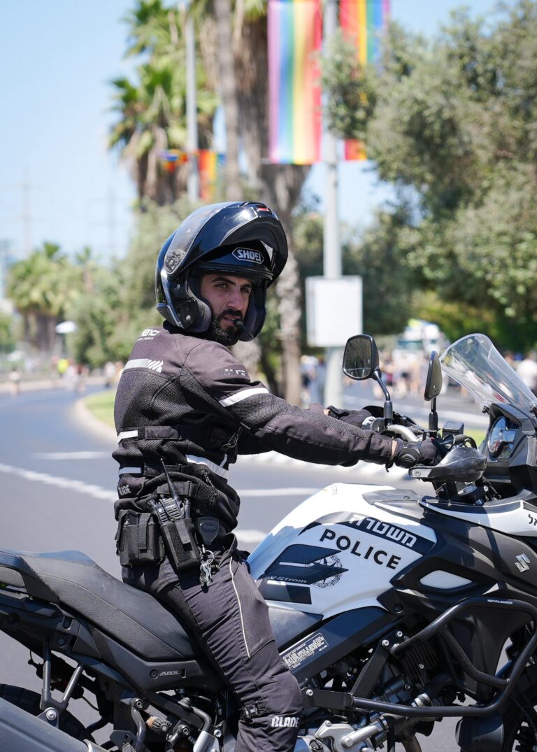 אופנוען משטרה במצעד הגאווה בתל אביב (צילום: משטרת ישראל)