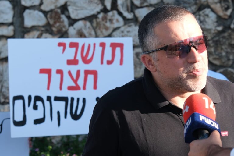 מיכאל קבסה, ראש מועצת חצור הגלילית מתראיין במהלך ההפגנה (צילום: דוד טברסקי)