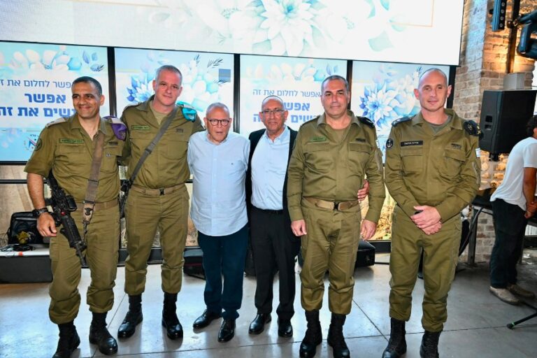 ועידת ארגון עובדי צה"ל: מפקד חיל הים האלוף אייל הראל (מימין), הרמטכ"ל אייל זמיר, יו"ר ארגון עובדי צה"ל מאיר בן הרוש, יו"ר ההסתדרות ארנון בר-דוד, ראש אגף הטכנולוגיה והלוגיסטיקה האלוף רמי אבודרהם, וראש אגף כוח האדם האלוף דדו בר כליפא (צילום: קובי קואנקס)