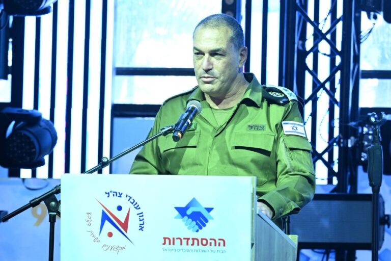 הרמטכ"ל אייל זמיר בוועידת ארגון עובדי צה"ל (צילום: קובי קואנקס)