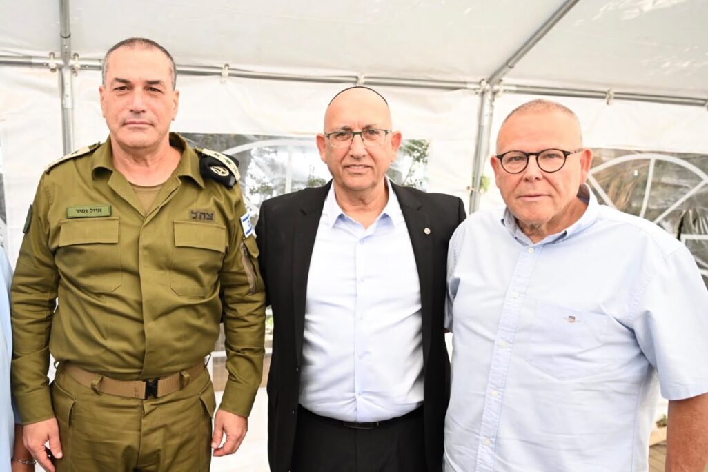 יו"ר ההסתדרות ארנון בר-דוד (מימין), יו"ר ארגון עובדי צה"ל מאיר בן הרוש, והרמטכ"ל אייל זמיר בוועידת הארגון (צילום: קובי קואנקס)