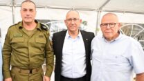 יו"ר ההסתדרות ארנון בר-דוד (מימין), יו"ר ארגון עובדי צה"ל מאיר בן הרוש, והרמטכ"ל אייל זמיר בוועידת הארגון (צילום: קובי קואנקס)