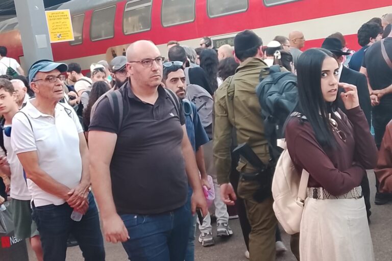 נוסעים תקועים בתחנת הרכבת תל אביב סבידור מרכז עקב הפגנת החרדים (צילום: נוי קוגמן)