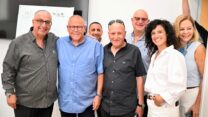יו"ר ההסתדרות ארנון בר-דוד (שני משמאל) בסיור בראשון לציון (צילום: קובי קואנקס)
