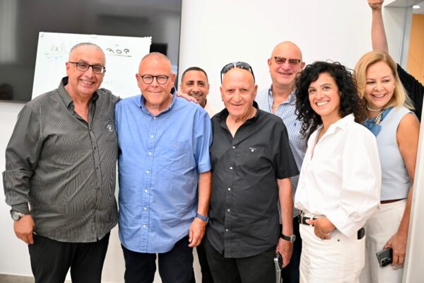 יו"ר ההסתדרות ארנון בר-דוד (שני משמאל) בסיור בראשון לציון (צילום: קובי קואנקס)