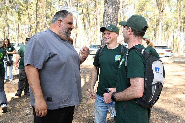 יו"ר קק"ל אייל אוסטרינסקי בחולצה האפורה (עובדי קק"ל (צילום: צילום שחר כהן מערך ההסברה קק״ל)