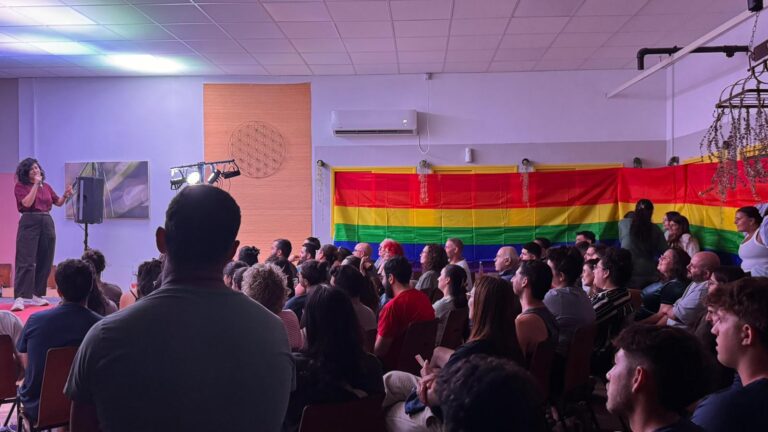 מופע סטנדאפ של שיר ראובן. "המאבק של הקהילה הגאה לשוויון דורש כוחות, וזה קשה במרחב הכפרי עם ההומוגניות" (צילום: מועצה אזורית אשכול)