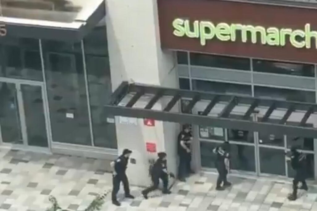 שוטרים פועלים בזמן אירוע ירי ברובע קוט-דה-נז' במונטריאול. צילום: מרשתות חברתיות, שימוש לפי סעיף 27א' לחוק זכויות יוצרים
