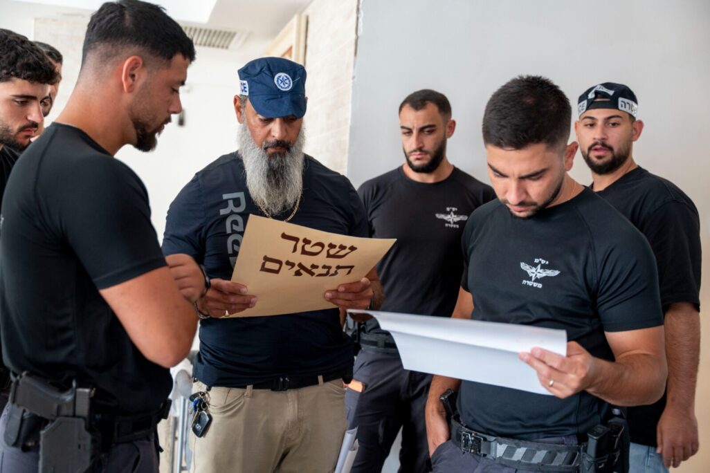שוטרים מצאו כתובה במהלך חקירה של נישואי קטינים ביבניאל (צילום: קרדיט: דוברות המשטרה) שוטרים מצאו כתובה במהלך חקירה של נישואי קטינים ביבניאל (צילום: קרדיט: דוברות המשטרה)