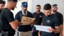 שוטרים מצאו כתובה במהלך חקירה של נישואי קטינים ביבניאל (צילום: דוברות המשטרה)