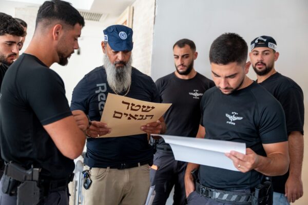 שוטרים מצאו כתובה במהלך חקירה של נישואי קטינים ביבניאל (צילום: קרדיט: דוברות המשטרה)