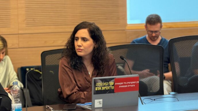 ח"כ נעמה לזימי בוועדת התקשורת, במחאה שקטה בעת שנאסר עליה לדבר (צילום: ללא קרדיט)