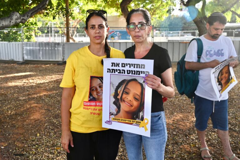 בני משפחות החטופים הצטרפו לצעדה. עינב צנגאוקר (מימין) ועופרי ביבס בהפגנה למען היימנוט (צילום: אוריאל אבן ספיר)