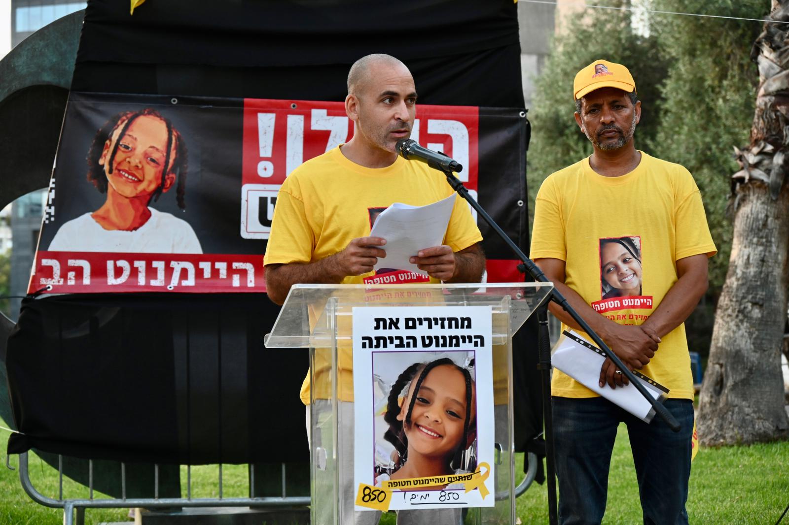 אביחי ברודץ מקריא את דבריו של טספאי קסאו (צילום: אוריאל אבן ספיר)