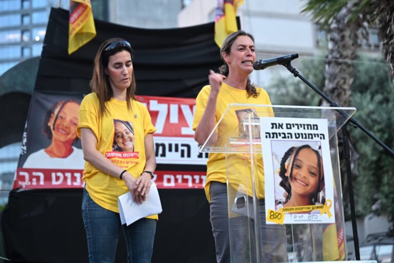 בת שבע יהלומי ואיילת גולדין על במת ההפגנה לציון 850 יום להיעלמותה של היימנוט בכיכר החטופים (צילום: פאולינה פטימר)