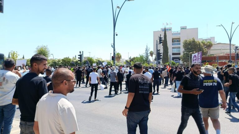 הפגנה של בדואים בבאר שבע במחאה על הריסת בתיהם (צילום: יניב שרון)