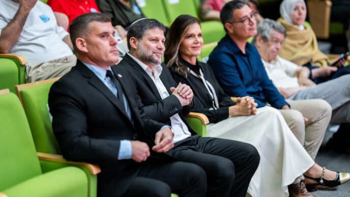 שר האוצר בצלאל סמוטריץ', ח"כ מיכל וולדיגר ומנכ"ל משרד הבריאות משה בר סימן טוב (מימין) בכנס "החלמה כפולה" במשכן הכנסת (צילום: יצחק שוקרון)