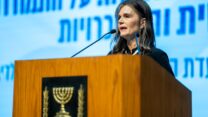 ח"כ מיכל וולדיגר נואמת בכנס שיזמה בכנסת. "כל מה שאני אומרת חוויתי, בן משפחה קרוב שלי היה דר רחוב" (צילום: יצחק שוקרון)