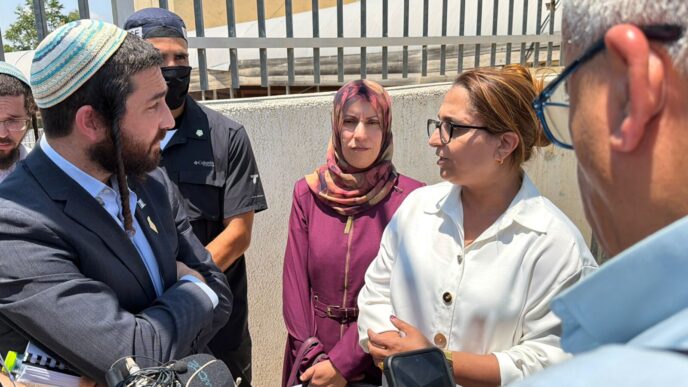 חה"כ צבי סוכות בשיחה מחוץ לבית הספר עם נציגת משרד החינוך, שירין חאפי-נאטור (צילום: דוברות ועדת החינוך)