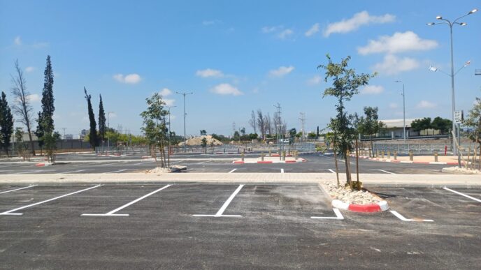 מגרש החניה רחב הידיים מחוץ לתחנה, שעמד ריק כמעט לחלוטין ביומה הראשון של המסילה (צילום: אמיתי פרץ)