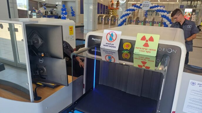 עמדת הבידוק ושערי הכניסה. בלונים חגיגיים לרגל פתיחת הקו, לצד פועלים שעדיין משלימים עבודות בתחנות החדשות (צילום: אמיתי פרץ)