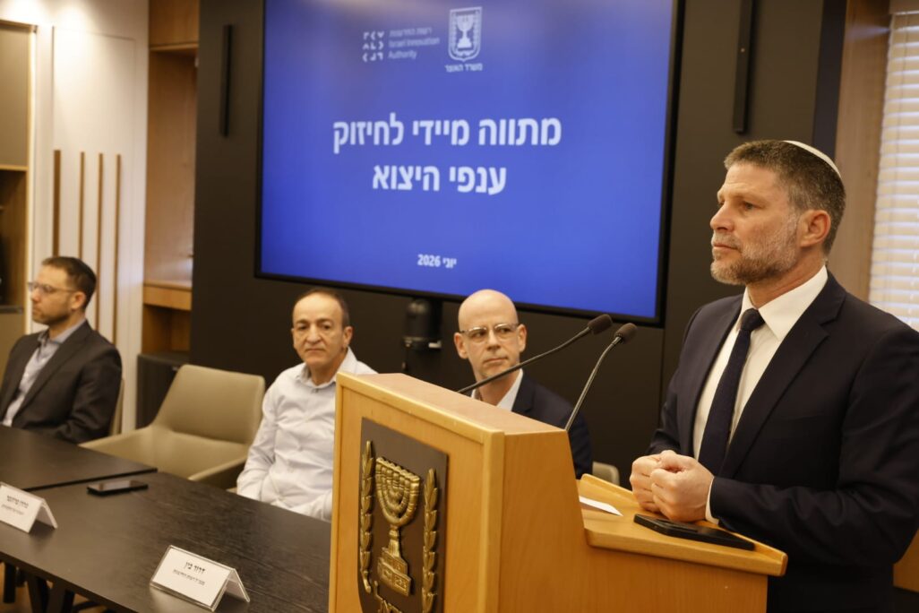 שר האוצר בצלאל סמוטריץ' (מימין), מנכ"ל רשות החדשות דרור בין, הממונה על התקציבים באוצר מהרן פרוזנפר והכלכלן הראשי באוצר שמואל אברמזון (צילום: יוסי זמיר/לע"מ)