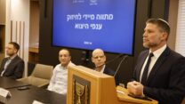 שר האוצר בצלאל סמוטריץ' (מימין), מנכ"ל רשות החדשות דרור בין, הממונה על התקציבים באוצר מהרן פרוזנפר והכלכלן הראשי באוצר שמואל אברמזון (צילום: יוסי זמיר/לע"מ)