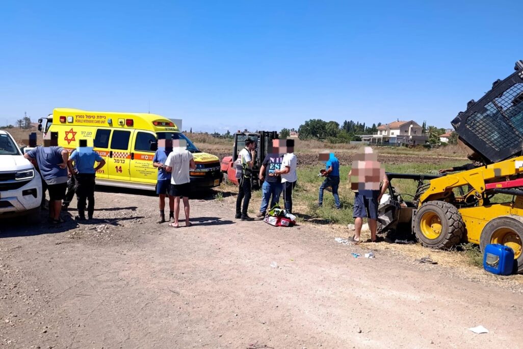 זירת תאונת העבודה בכפר חסידים א' (צילום: תיעוד מבצעי מד"א)
