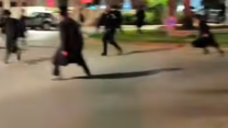 מוחים מהפלג הירושלמי מנסים לפרוץ לביתו של קצין המשטרה הצבאי הראשי, אשקלון, 14 במאי 2026 (צילום: רשתות חברתיות)