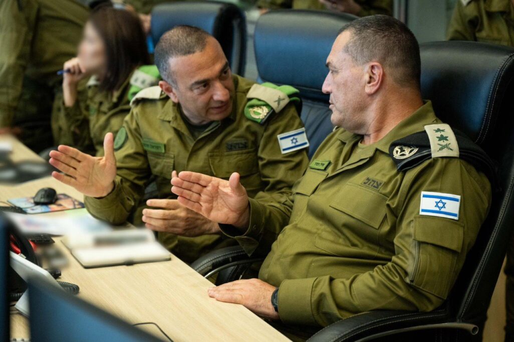 תא"ל ישראל שומר (משמאל) עם הרמטכ"ל אייל זמיר (צילום: דובר צה"ל) תא"ל ישראל שומר (משמאל) עם הרמטכ"ל אייל זמיר (צילום: דובר צה"ל)