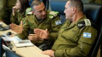 תא"ל ישראל שומר (משמאל) עם הרמטכ"ל אייל זמיר (צילום: דובר צה"ל)