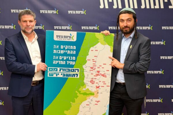ח"כ צבי סוכות (מימין) ושר האוצר בצלאל סמוטריץ' (צילום: הציונות הדתית)