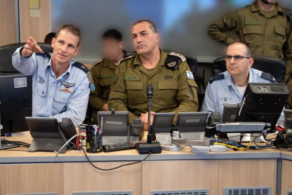 הרמטכ"ל, רב-אלוף אייל זמיר ומפקד חיל האוויר, אלוף עומר טישלר בבור חיל האוויר (צילום: דובר צה"ל)