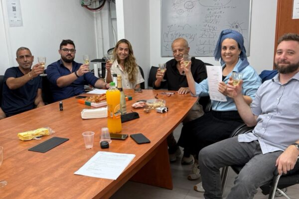 חתימת הסכם קיבוצי בגלידות פלדמן (צילום: דוברות ההסתדרות)