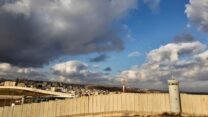 גדר ההפרדה ליד הכפר קלנדיה, 12 בינואר 2012. (צילום:REUTERS/Ammar Awad)
