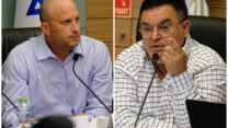 ח"כ מיכאל ביטון (מימין) ויו"ר ועדת הפנים ח"כ יצחק קרויזר. "יו"ר הוועדה צריך לקבוע שהחוק עובר תוך שבוע" (צילום: דוד טברסקי)