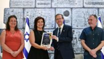 ד"ר כאוכב ח׳ורי, מקבלת ציון לשבח מנשיא המדינה (צילום: בית הנשיא)