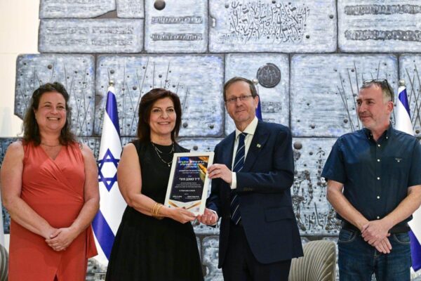 ד"ר כאוכב ח׳ורי, מקבלת ציון לשבח מנשיא המדינה (צילום: בית הנשיא)