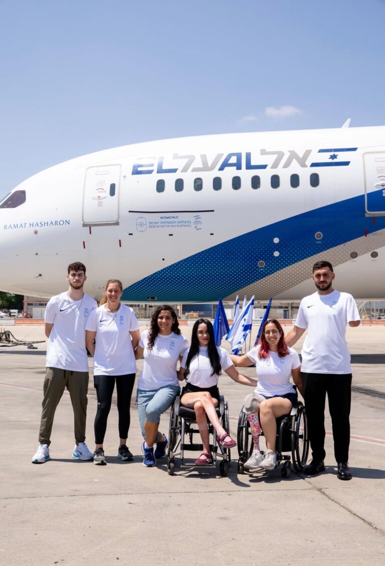 נציגי הספורטאים בטקס חתימה בין אל על לוועד הפראלימפי הישראלי (צילום: נדב הולצמן)
