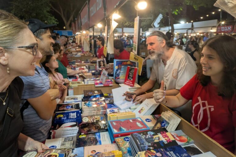 הסופר אמיר חרש חותם על ספרו 'שכול וכישלון וזומבים' בדוכן עם עובד בשבוע הספר (צילום: ניצן צבי כהן)