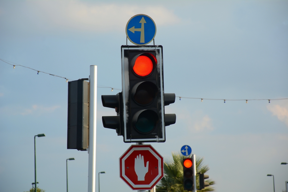 רמזור אדום (צילום: נטליה חנין/Shutterstock) רמזור אדום (צילום: נטליה חנין/Shutterstock)