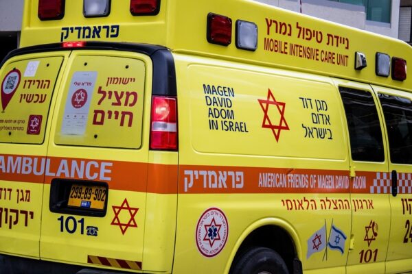 אמבולנס טיפול נמרץ של מגן דוד אדום (צילום: Jose HERNANDEZ Camera 51 / Shutterstock.com)