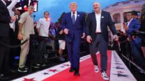 הנשיא דונלד טראמפ ודנה ווייט, נשיא ומנכ"ל UFC, מגיעים לאירוע UFC Freedom 250 במדשאה הדרומית של הבית הלבן, ביום ראשון, 14 ביוני 2026, בוושינגטון. (צילום: AP/אלכס ברנדון)