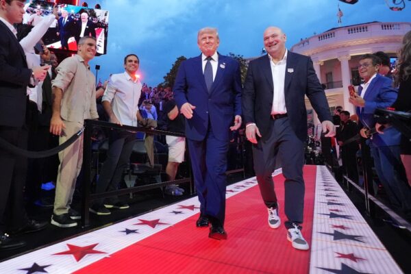 הנשיא דונלד טראמפ ודנה ווייט, נשיא ומנכ"ל UFC, מגיעים לאירוע UFC Freedom 250 במדשאה הדרומית של הבית הלבן, ביום ראשון, 14 ביוני 2026, בוושינגטון. (צילום: AP/אלכס ברנדון)